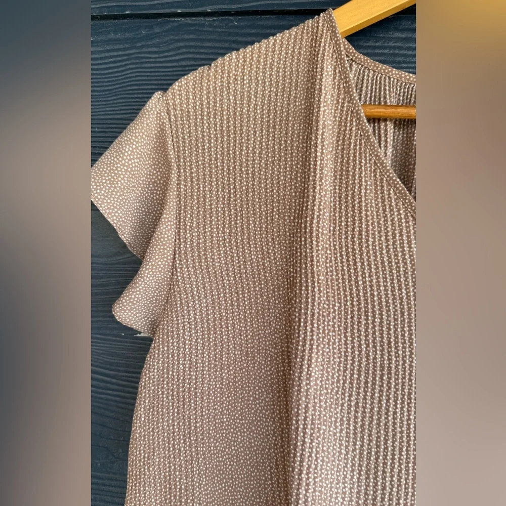 Adrianna Papell Taupe Textured top Blouse micro dot pattern elegant  Sz L - Picture 3 of 7